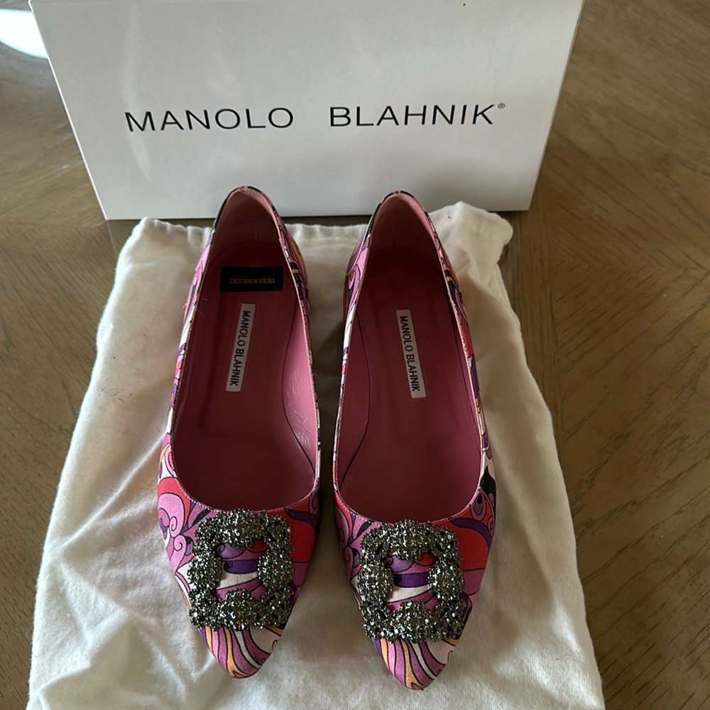 Manolo Blahnik flats in great condition. Size 37.5